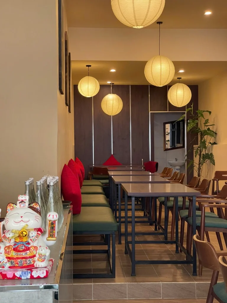 Góc ngồi bàn gỗ cao cấp và tranh nghệ thuật Olion Coffee